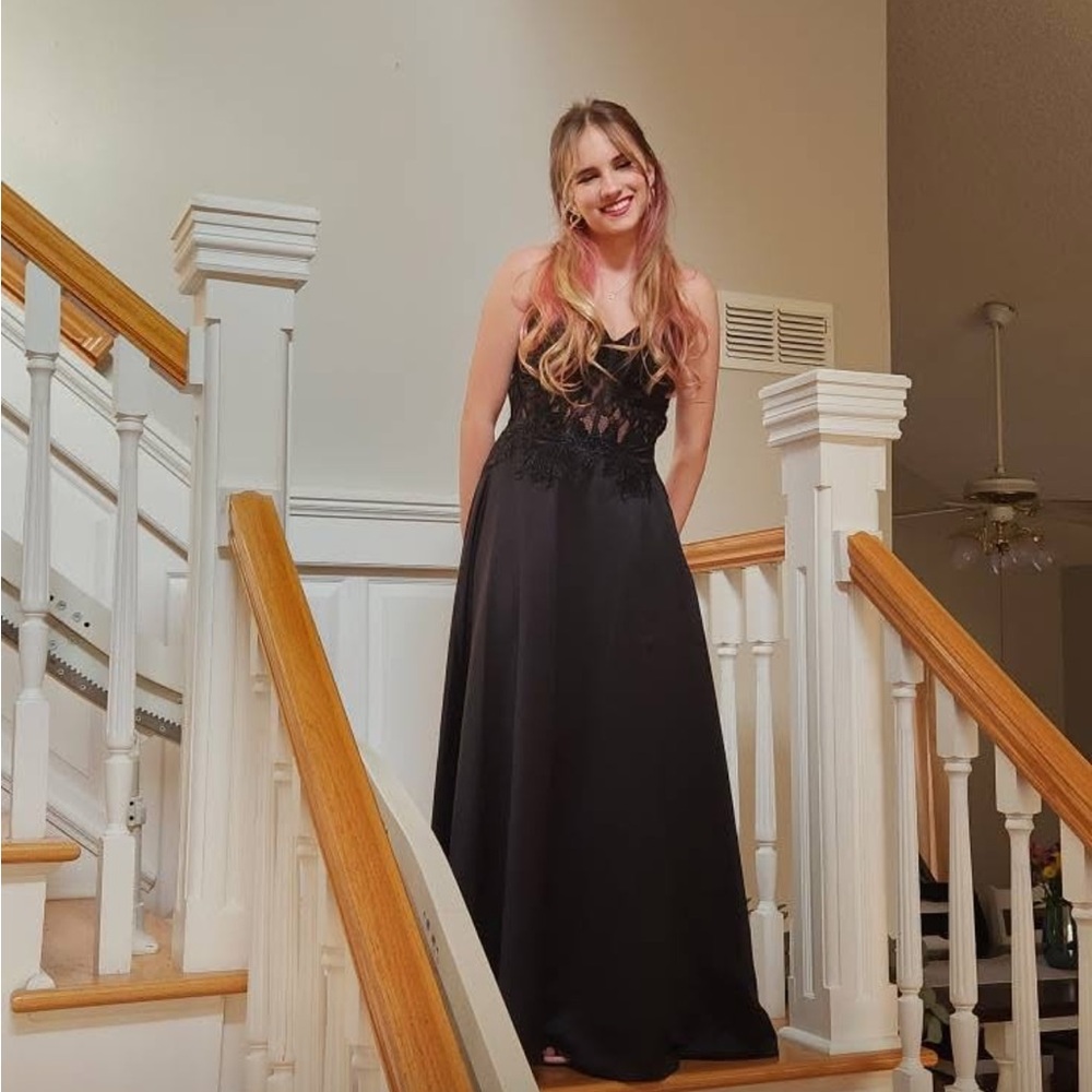 Elegant Black Lace Evening Gown
